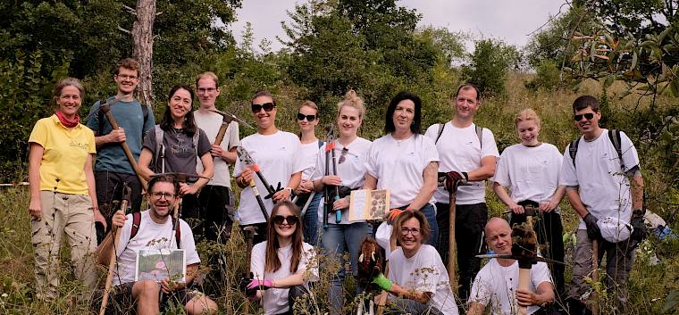 Die topmotivierten Mitarbeiter:innen der Lesaffre Austria AG waren heute im Einsatz für den Erhalt der Biodiversität. © LPV/J. FFischer Gruppenfoto CSR-Einsatz Lesaffre