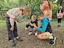 Mithilfe der Becherlupen entdecken die jungen Naturforscherinnen die kleinen Lebewesen auf dem Waldboden. © LPV/N. Petermair Kinder mit Becherlupen