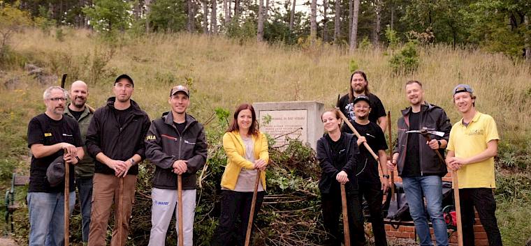 Großartiger Einsatz der BILLA AG Mitarbeiter:innen für den Erhalt der Biodiversität in Bad Vöslau! © LPV/J. FFischer Gruppenfoto
