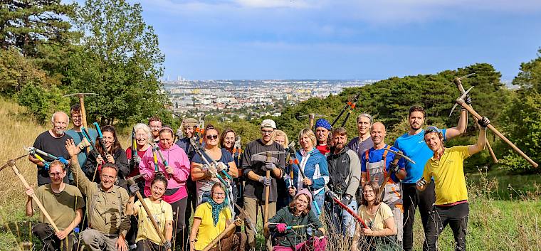 Die Mitarbeitenden der Erste Group Services Gmbh im Kreise der freiwilligen Helfer:innen und des Teams von Heideverein und Landschaftspflegeverein © Norbert Novak Gruppenfoto