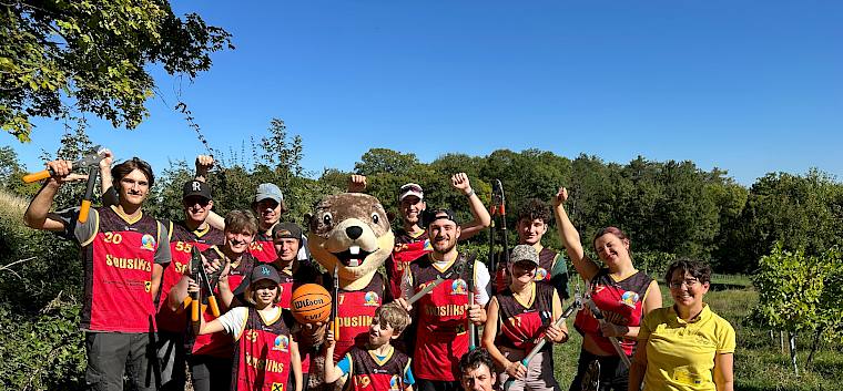 PERZI fühlt sich unter seinen "Zieselkollegen" der Perchtoldsdorfer Sousliks sichtlich wohl! © LPV/E. Weisz-Emesz Gruppenfoto Basketballer