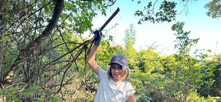 Kind mit großem Ast