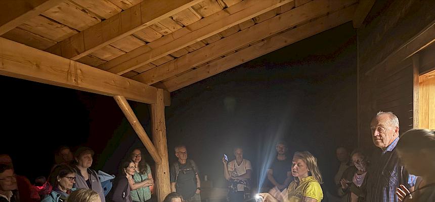 Menschen hören sich Vortrag an