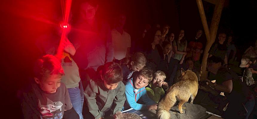 Kinder rund um einen Tisch