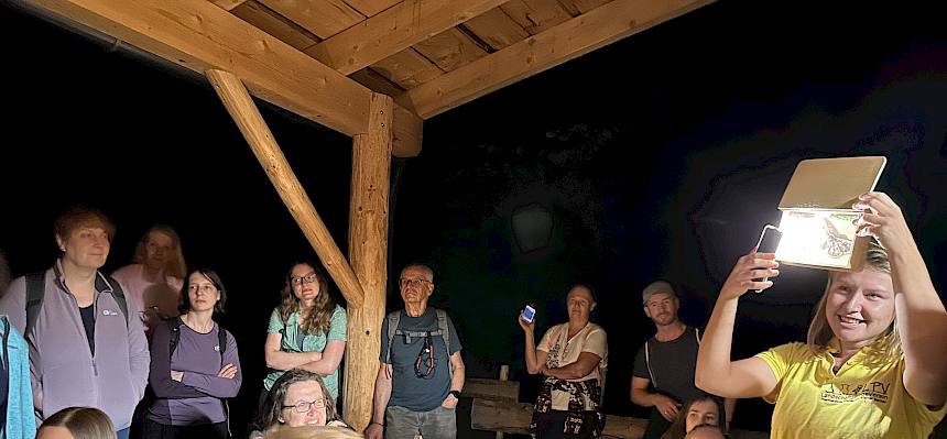 Frau zeigt Präparate