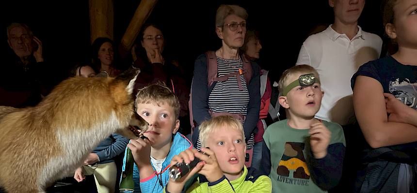 Kinder mit ausgestopftem Fuchs