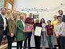 Ehrengäste und Schulleitung freuen sich über die Prädikatisierung zur Naturpark Schule. © LPV/A. Plankensteiner Gruppenfoto