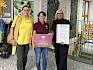 Elisabeth Wrbka (Obfrau Stellvertreterin LPV), Elke Weisz-Emesz (Landschaftspflegeverein-Bildungsreferentin für den Naturpark Föhrenberge) und Direktorin Petra Bauer freuen sich über das Prädikat "Naturpark Schule" für die VS Seb. Kneippgasse in Perchtoldsdorf. © LPV/A. Plankensteiner Drei FRauen und mit Urkunden