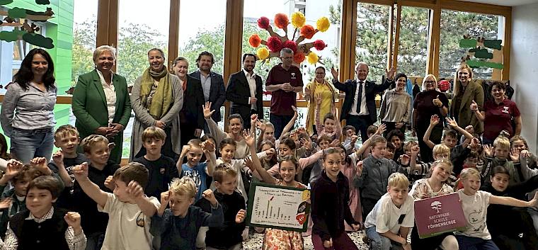 Kinder und Erwachsene sind begeistert: es gibt eine neue Naturpark Schule für den Naturpark Föhrenberge. © LPV/A. Plankensteiner GRruppenfoto