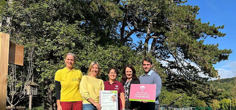 Starke Unterstützung für den Naturpark-Kindergarten von den Naturparken: I. Drozdowski (Obfrau Landschaftspflegeverein), M. Öfferl (Stv.Leitung Kindergarten), E. Weisz-Emesz (Landschaftspflegeverein-Bildungsreferentin f. Naturpark Föhrenberge), J. Friedlmayer (Naturparke Ö), T. Rupp (Naturparke NÖ) © LPV/E. Weisz-Emesz GRuppenfoto im Freien