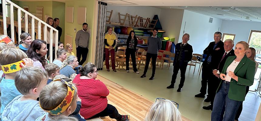 Frau hält Ansprache