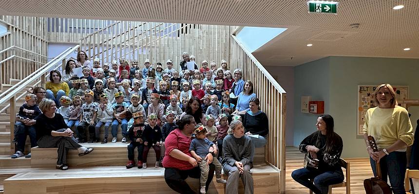 Kinder und Frauen mit Gitarre