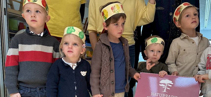 Kinder mit Naturpark Schild