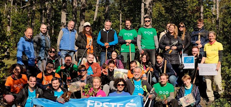 Das gut gelaunte Team der Erste Bank der österreichischen Sparkassen AG mit unserem Landschaftspflegeverein-Team. © LPV/J. FFischer Gruppenfoto