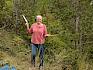 Stadträtin Marta Glockner war heute mit viel Freude und Engagement im Einsatz für die artenreichen Trockenrasen in ihrer Gemeinde. © LPV/J. FFischer Frau mit Säge