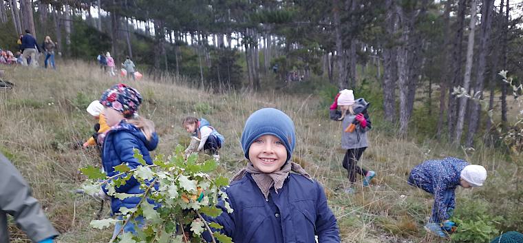 Den Kindern machte die Arbeit mit den Astscheren und das Entfernen von bereits etwas dickeren Gehölzen besonders viel Spaß! © LPV/S. Leischner Kind präsentiert ein abgeschnittenes Gehölz