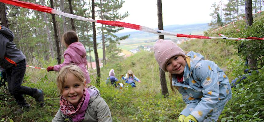 Kinder arbeiten mit Astscheren
