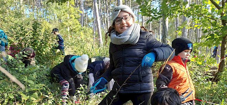 Die Kinder hatten sichtlich Freude an der Teamarbeit. © LPV/J. Rehrmbacher Kinder schneiden ein Gehölz