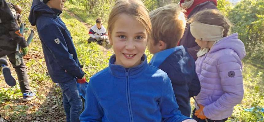 Kind zeigt Ast mit Baumschwammerl