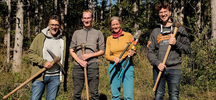 Bürgermeister Christian Flammer, Obfrau des Landschaftspflegevereins, Irene Drozdowski und die Praktikanten des Landschaftspflegevereins. © LPV/J. FFischer Menschen mit Werkzeug