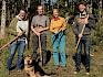 Bürgermeister Christian Flammer, Obfrau des Landschaftspflegevereins, Irene Drozdowski und die Praktikanten des Landschaftspflegevereins. © LPV/J. FFischer Menschen mit Werkzeug