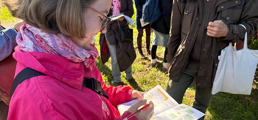 Frau mit Bild von Rosenbestimmungsschlüssel