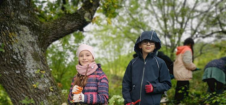 Fleißig wurde heute mit den Astscheren gearbeitet. © LPV/F. Hohn Kinder stehen unter Baum