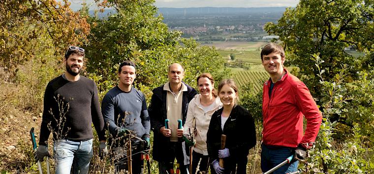 Die Mitarbeiter:innen der Vienna Insurance Group AG leisteten heute einen wichtigen Beitrag zum Erhalt der Biodiversität an der Thermenlinie. © LPV/J. FFischer Gruppenfoto