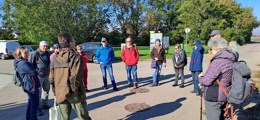 Menschen stehen im Kreis