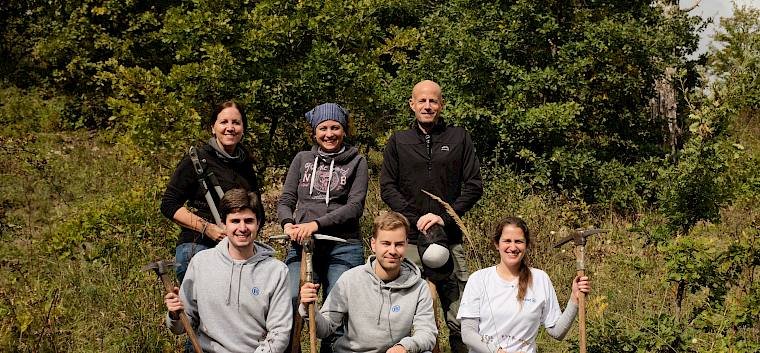 Die Mitarbeiter:innen der Allianz Elementar Versicherungs-AG leisteten heute einen wichtigen Beitrag zum Erhalt der Biodiversität entlang der Thermenlinie. © LPV/J. FFischer Gruppenfoto