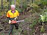 Vielen Dank an Bürgermeister Christoph Kainz, der sich schon seit vielen Jahren mit viel Herzblut und tatkräftiger Unterstützung für den Erhalt der Biodiversität in seiner Gemeinde einsetzt. © LPV/J. FFischer Mann mit Motorsäge