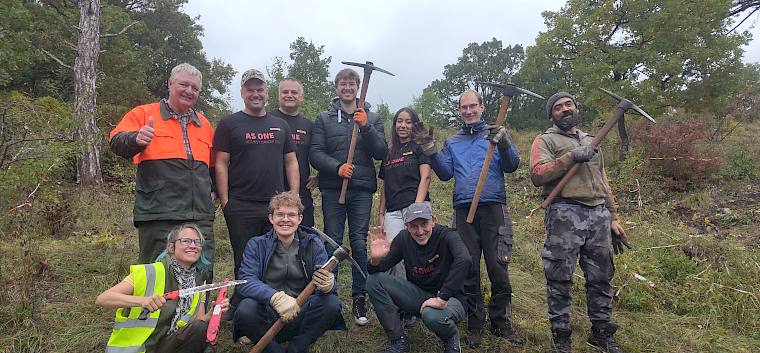 Bürgermeister Christoph Kainz (Pfaffstätten), die Mitarbeiter:innen der DHL Group und das Team des LPV. © LPV/J. FFischer Gruppenfoto