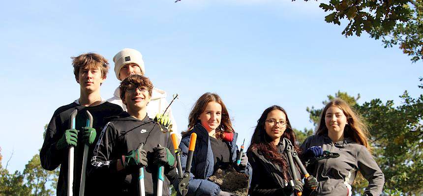 Jugendliche mit Werkzeug