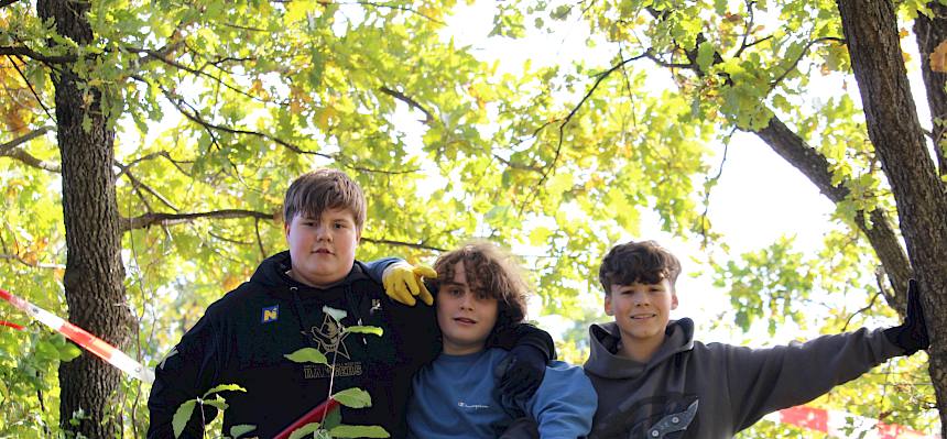 Jugendliche mit Werkzeugen