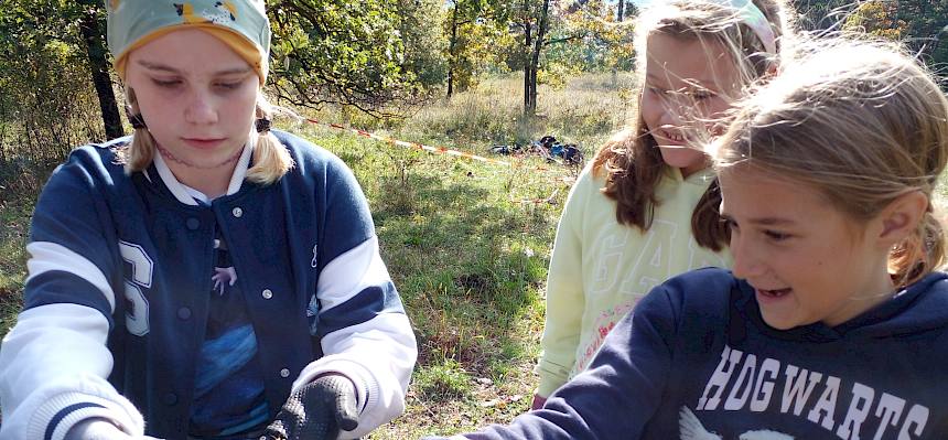 KInder mit Gottesanbeterin