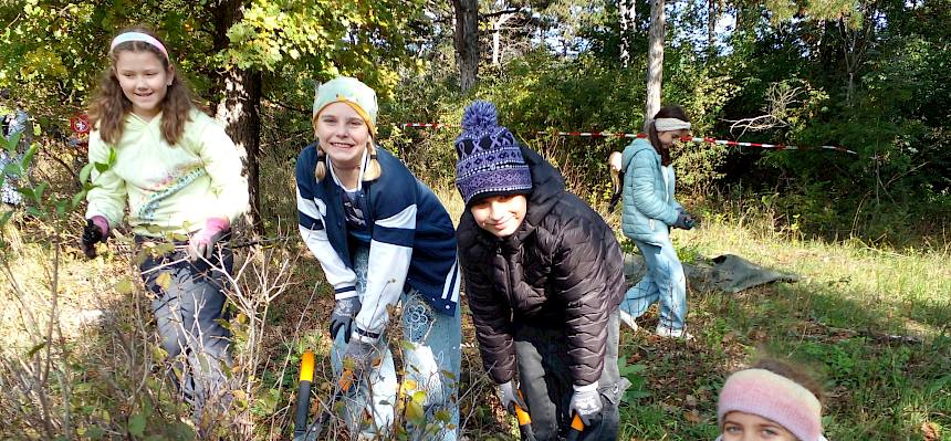 Kinder schneiden Gehölze