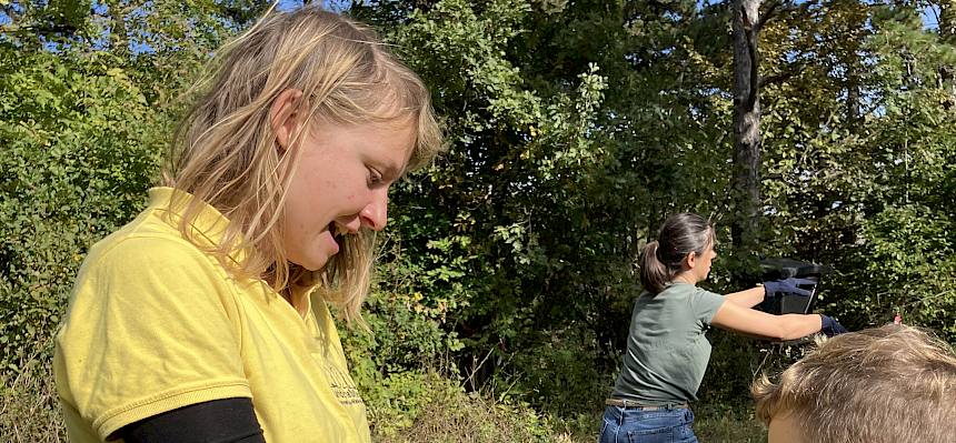 Naturpädagogin zeigt Steppen-Sattelschrecke einem Kind