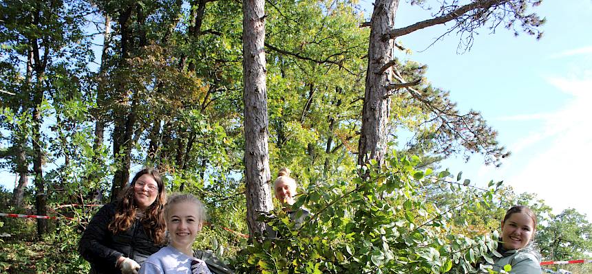 Jugendliche tragen eine Plane