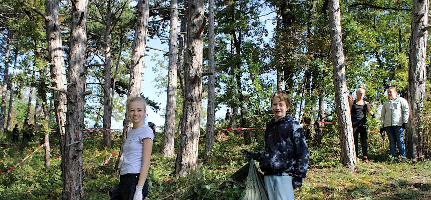 Jugentliche tragen eine Plane