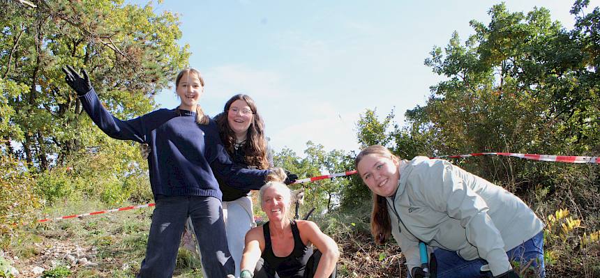 Jugendliche posieren mit Lehrerin