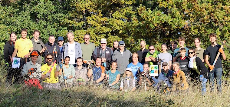 Heute erhielt das Team des LPVs besonders viel Unterstützung von freiwilligen Helfer:innen. Mit dabei waren unter anderem 15 Geocacher:innen, die im Rahmen eines CITO (Cache in Trash out) mit anpackten. © LPV/F. Hohn Gruppenfoto