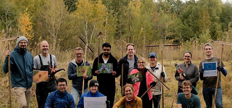 Vielen Dank an die Mitarbeiter:innen der Vienna Insurance Group AG für ihren wertvollen Einsatz zum Erhalt der Biodiversität. © LPV/J. FFischer GRuppenfoto mit Werkzeugen