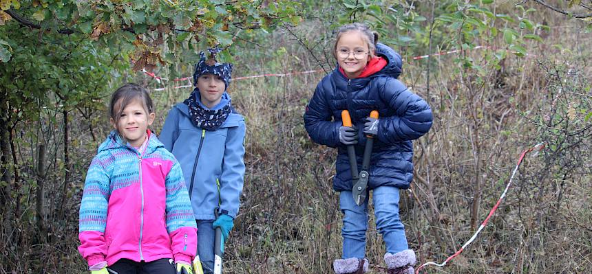 Kinder mit Astscheren