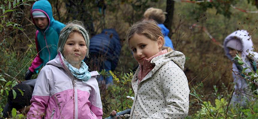 Kinder schneiden mit Astschere