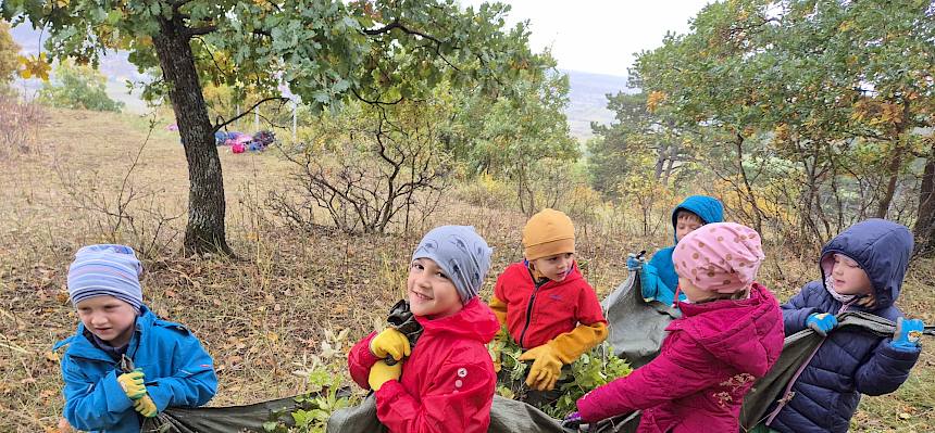 Kinder tragen eine Plane