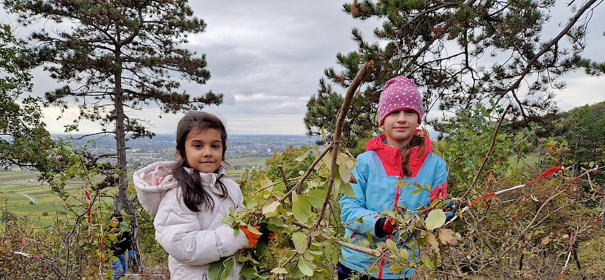 Kinder mit abgeschnittenen Ästen