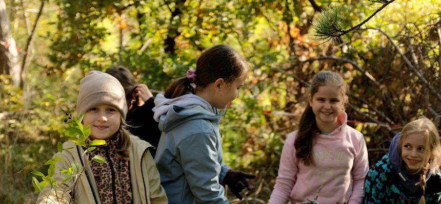 Kinder arbeiten in der Natur