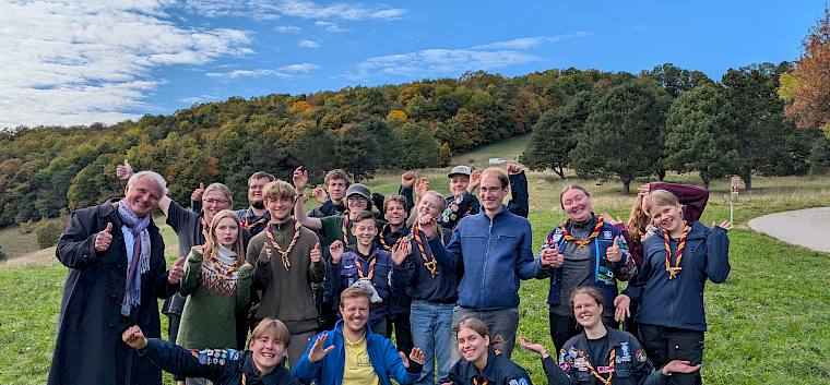 Bürgermeister Dr. Johannes Seiringer bedankte sich persönlich bei den Pfadfinder:innen aus Dänemark für den tatkräftigen Einsatz zum Erhalt des wertvollen Naturgebietes. © LPV/T. Löw Gruppenfoto mit Bürgermeister