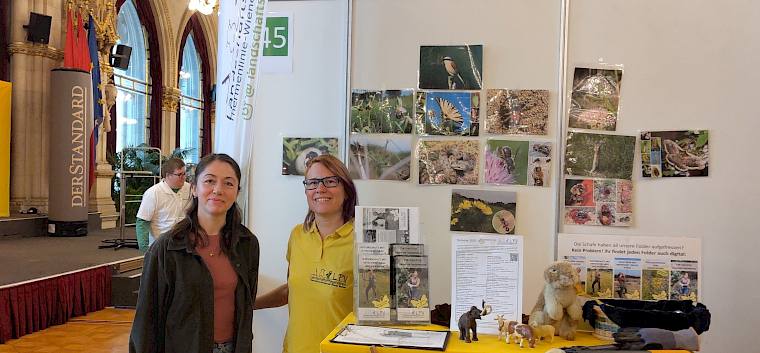 Biolog:in Fischi und Praktikantin Annette betreuten heute unseren Infostand auf der Freiwilligen-Messe Wien. © LPV/J. FFischer Menschen bei Infostand