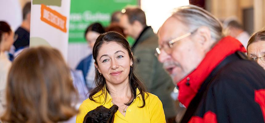 Praktikantin Annette im Gespräch mit Besucher:innen